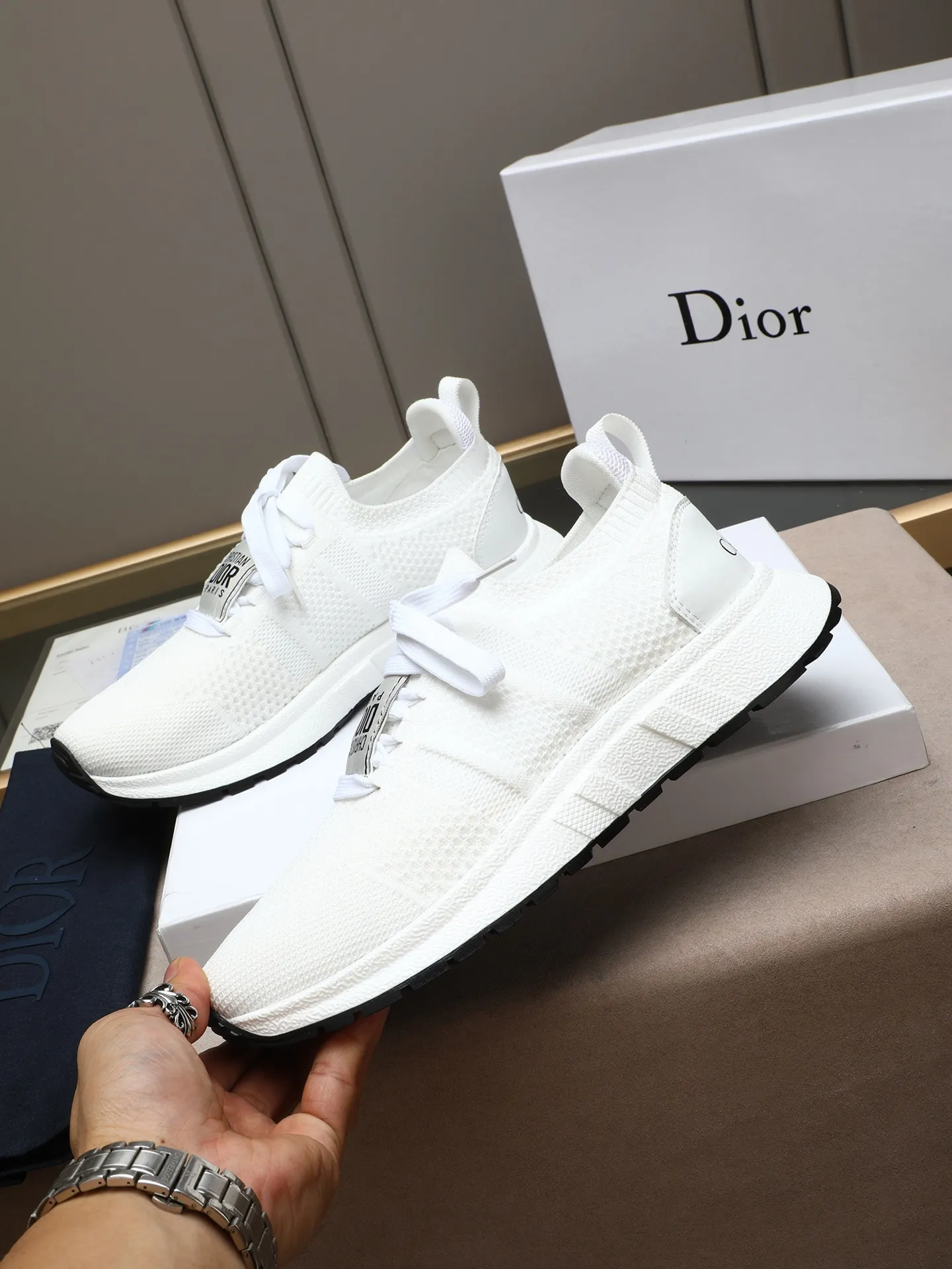 Men's shoes 💰420 🌟DIOR CHRONO Dior's new, casual, business, all-in-one sports shoes. Simple and super versatile. The uppers are equipped with Logo cloth labels. The uppers are perfect and luxurious and can be matched with any spring, summer, autumn and winter clothing. The upper feet are even more comfortable! The original material is disassembled and reproduced perfectly. The fly-woven upper is breathable and comfortable. The original super light TPU anti-slip outsole. Unique. Full of details. Fine workmanship. Worth owning 3 color options 38-44 (customized for 45)